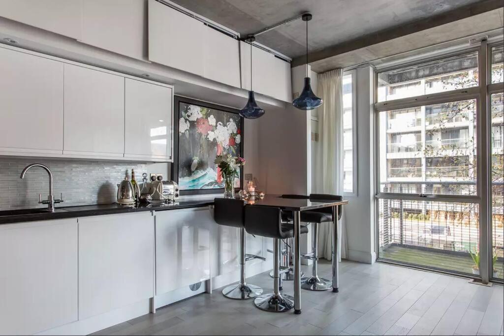 Canal-Side Apartment In Shoreditch Londra Esterno foto