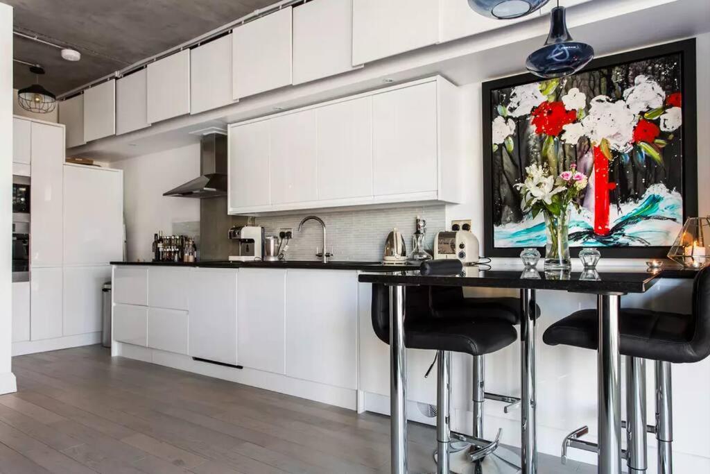 Canal-Side Apartment In Shoreditch Londra Esterno foto