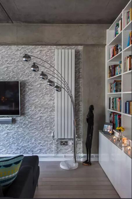 Canal-Side Apartment In Shoreditch Londra Esterno foto