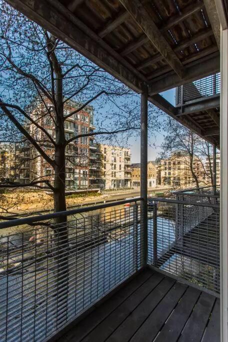 Canal-Side Apartment In Shoreditch Londra Esterno foto
